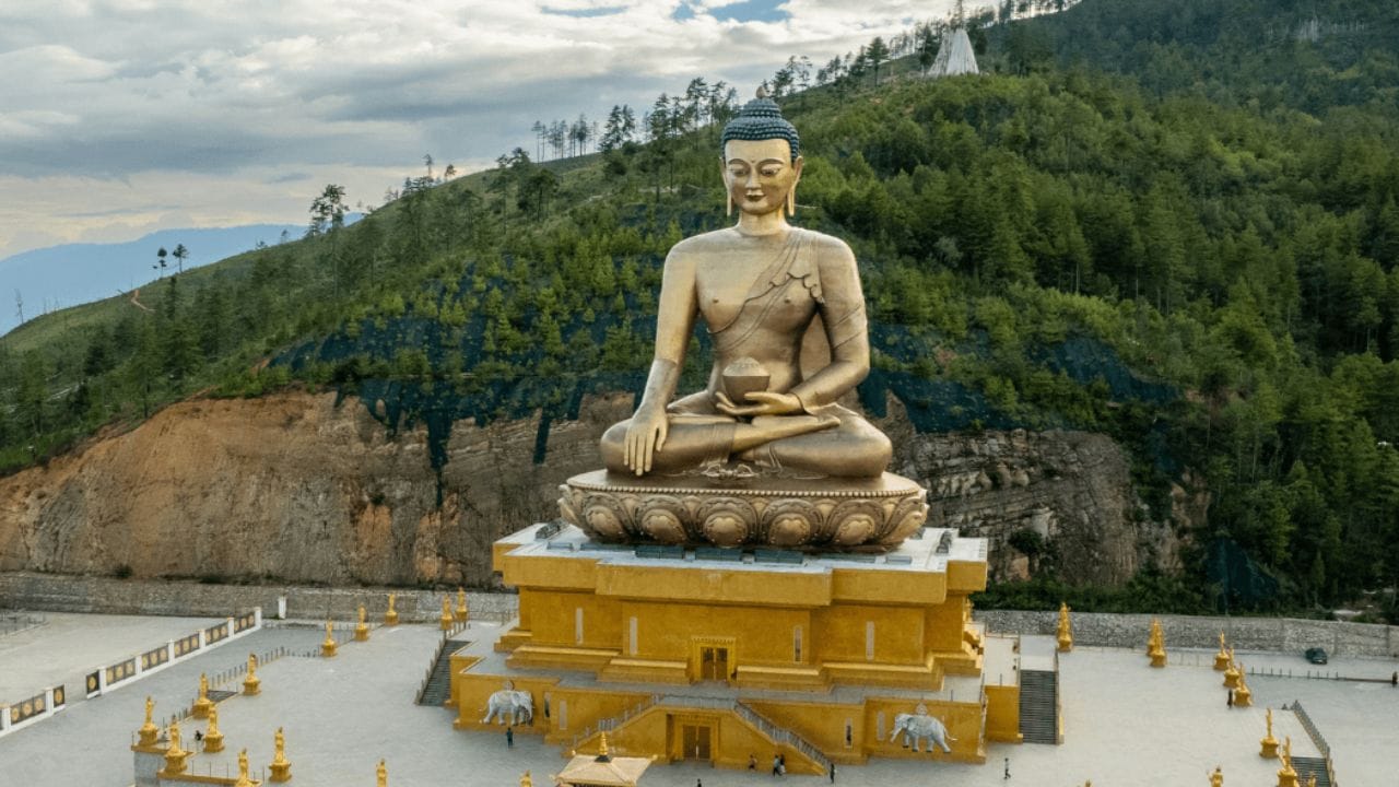 પશ્ચિમ બંગાળના અલીપુરદુઆર જિલ્લામાં સ્થિત, જયગાંવ એક સરહદી શહેર છે જ્યાંથી તમે ભૂતાનના ફુએન્તશોલિંગ સુધી ચાલીને જઈ શકો છો. તમે સવારે ભારતમાં નાસ્તો કરી શકો છો, બપોરે ભૂતાનમાં લંચનો આનંદ માણી શકો છો અને સાંજે ભારતમાં ઘરે પાછા આવી શકો છો. આ સમગ્ર પ્રવાસ કાર્યક્રમ એક જ દિવસમાં શક્ય છે, કોઈપણ હવાઈ મુસાફરી કે જટિલ આયોજનની જરૂર વગર. જયગાંવમાં મુખ્ય આકર્ષણ 'ભૂતાન ગેટ' છે - એક રંગીન અને સુશોભિત કમાન જે ભૂતાનની સંસ્કૃતિની મનમોહક ઝલક આપે છે. વધુમાં, નજીકના કુદરતી આકર્ષણો જેમ કે જલદાપારા રાષ્ટ્રીય ઉદ્યાન અને બક્સા ટાઇગર રિઝર્વ મુલાકાતીઓને વન્યજીવન અને લીલાછમ જંગલોમાં ડૂબકી લગાવવાની મંજૂરી આપે છે.(ફોટો ક્રેડિટ-સોશિયલ મીડિયા)