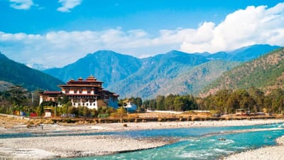 ભૂતાનની મુસાફરી હંમેશા એક ખાસ આકર્ષણ રહ્યું છે. તેના શાંત પર્વતો, રંગબેરંગી મઠો અને મનમોહક કુદરતી સૌંદર્ય સાથે, આ દેશ ભારતીય પ્રવાસીઓ માટે એક પ્રિય સ્થળ રહ્યું છે. જો કે, લોકો ઘણીવાર ધારે છે કે ભૂટાનની મુલાકાત લેવા માટે વિઝા અને પાસપોર્ટ મેળવવાની કંટાળાજનક ઝંઝટનો સમાવેશ થાય છે - ખાસ કરીને જો કોઈ ફક્ત એક દિવસની સફર કરવા માંગે છે. પરંતુ શું તમે જાણો છો કે એક નાનું ભારતીય શહેર આ સમગ્ર પ્રક્રિયાને અતિ સરળ બનાવે છે? અહીં નવો રસ્તો શોધીયો છે જેનાથી ભૂટાન જવા માટે વિઝા કે પાસપોર્ટની જરૂર નહીં પડે, અને ભૂતાનની બાજુમાં આવેલા આ ભારતીય સરહદી શહેરનું નામ શોધીએ. (ફોટો ક્રેડિટ-સોશિયલ મીડિયા)