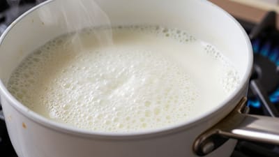 ઉનાળાની ઋતુ આવી ગઈ છે ત્યારે ઘરની સ્ત્રીઓ દૂધ ખરાબ થઈ જવાની સૌથી વધુ ચિંતા કરવા લાગે છે. વારંવાર વીજળી ગુલ થવાથી અથવા રેફ્રિજરેટરના અભાવથી આ સમસ્યા વધી જાય છે. જો ઉનાળો શરૂ થતાં જ આ સમસ્યા તમારા માટે માથાનો દુખાવો બની જાય છે, તો આ સ્માર્ટ કિચન હેક્સ તમારી મુશ્કેલીઓને પળવારમાં ઉકેલી દેશે. દૂધ સાચવવાની આ પદ્ધતિઓ રેફ્રિજરેટર વિના પણ કલાકો સુધી સુરક્ષિત રાખી શકે છે. (ફોટો ક્રેડિટ- Whisk AI)