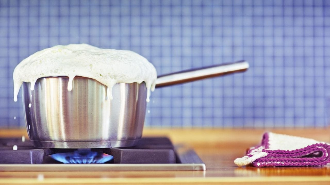 પેકેજ્ડ દૂધ પહેલાથી જ પેશ્ચરાઇઝ્ડ હોય છે. પેકેજિંગ પહેલાં, ઉત્પાદકો દૂધને ચોક્કસ તાપમાને ગરમ કરે છે જેથી તેમાં હાજર કોઈપણ હાનિકારક બેક્ટેરિયાનો નાશ થાય. તેથી, આ પ્રકારના દૂધને લાંબા સમય સુધી ઉકાળવું જરૂરી નથી. એકવાર તમે પેકેજ્ડ દૂધ ઘરે લાવો, પછી તેને ધીમા ફ્લેમ પર ગરમ કરવું અને પ્રમાણમાં ઝડપથી તેનું સેવન કરવું શ્રેષ્ઠ છે. (ફોટો ક્રેડિટ- Whisk AI)