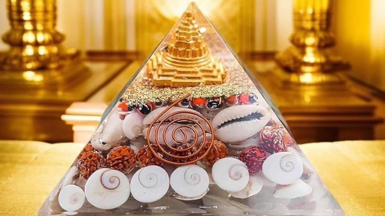 વાસ્તુ પિરામિડ શું છે અને તે કેવી રીતે કાર્ય કરે છે?: વાસ્તુ પિરામિડ એક અનોખી આકારની વસ્તુ છે જે ભૌમિતિક રીતે ઊર્જાને કેન્દ્રિત કરે છે. પિરામિડ શબ્દનો અર્થ "ઊર્જાનું કેન્દ્ર" થાય છે. તે સકારાત્મક ઊર્જાને આકર્ષે છે અને નકારાત્મક ઊર્જાને શોષી લે છે અને શુદ્ધ કરે છે. ઘરમાં સ્ફટિક, પિત્તળ, તાંબુ અથવા લાકડાથી બનેલું પિરામિડ મૂકવાથી પર્યાવરણમાં સંતુલન આવે છે. વૈજ્ઞાનિક રીતે, પિરામિડ આકાર ઊર્જાનું સંરક્ષણ પણ કરે છે. ઘરમાં સકારાત્મક સ્પંદનો વધારે છે. તે નાની નકારાત્મકતાને દૂર કરે છે અને ઘરને સકારાત્મક ઊર્જાનો ભંડાર બનાવે છે.
