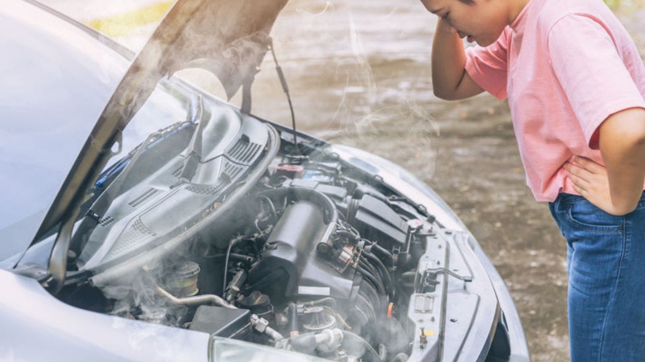 પેઇન્ટ અને બોડીવર્કને સુરક્ષિત રાખવા માટે વેક્સ પોલિશ લગાવો: જેમ આપણે ઉનાળાના કઠોર સૂર્યપ્રકાશથી પોતાને બચાવવા માટે સનસ્ક્રીનનો ઉપયોગ કરીએ છીએ, તેમ વેક્સ પોલિશ તમારી કાર માટે રક્ષણાત્મક કવચ તરીકે કાર્ય કરે છે. પોલીશનો સ્તર કારના પેઇન્ટ અને ધાતુની સપાટીને તીવ્ર સૂર્યપ્રકાશની નુકસાનકારક અસરો સામે રક્ષણ આપે છે. આ પેઇન્ટની ચમક લાંબા સમય સુધી જાળવી રાખવામાં મદદ કરે છે અને કારના બોડીવર્કને અકાળે બગડતા અટકાવે છે. પ્લાસ્ટિક ક્લેડીંગ જેવા ઘટકો - જે સામાન્ય રીતે SUV પર જોવા મળે છે - ઉનાળા દરમિયાન ખાસ કાળજી લેવી જરૂરી છે, કારણ કે ઊંચા તાપમાનને કારણે તે સુકાઈ શકે છે અને પ્રમાણમાં ઝડપથી ઘસાઈ જાય છે. (ફોટો ક્રેડિટ-સોશિયલ મીડિયા)