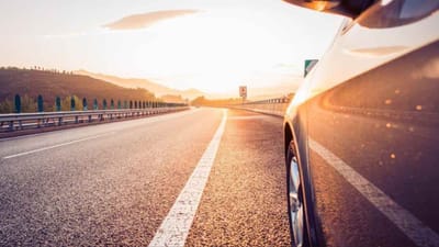 ઉનાળો આવી ગયો છે, અને આ ઋતુ ફક્ત લોકો માટે જ નહીં પરંતુ કાર માટે પણ નોંધપાત્ર પડકારો ઉભા કરે છે. તીવ્ર સૂર્યપ્રકાશ, વધતું તાપમાન અને ગરમ રસ્તાઓ ધીમે ધીમે વાહનના વિવિધ ભાગો પર અસર કરવાનું શરૂ કરે છે. સીધા સૂર્યપ્રકાશના લાંબા સમય સુધી સંપર્કમાં રહેવાથી પેઇન્ટ, રબરના ભાગો, ટાયર અને એન્જિન જેવા મહત્વપૂર્ણ ઘટકોના બગાડને વેગ મળી શકે છે. પરિણામે, જો થોડી સાવધાની રાખવામાં આવે અને સમયસર કેટલીક આવશ્યક સાવચેતીઓ લેવામાં આવે, તો તમારી કાર ઉનાળા દરમિયાન શ્રેષ્ઠ પ્રદર્શન આપવાનું ચાલુ રાખી શકે છે અને લાંબા સમય સુધી તેની નવી સ્થિતિ જાળવી શકે છે. ચાલો જોઈએ કે ઉનાળાની ઋતુ માટે તમારી કાર કેવી રીતે તૈયાર કરવી. (ફોટો ક્રેડિટ-સોશિયલ મીડિયા)