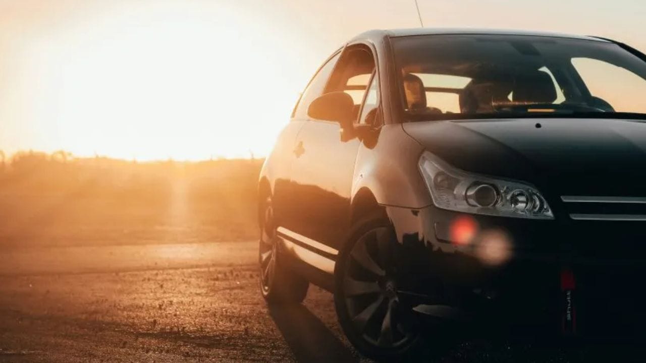 કાર કવર અને સનશેડ્સનો ઉપયોગ કરો: જો તમારી કાર વારંવાર સીધા સૂર્યપ્રકાશમાં બહાર પાર્ક કરવામાં આવે છે, તો કાર કવરનો ઉપયોગ ખૂબ ફાયદાકારક બની શકે છે. આ કારના પેઇન્ટ અને ધાતુના ભાગોને કઠોર સૂર્યપ્રકાશથી સુરક્ષિત કરે છે. વધુમાં, વિન્ડશિલ્ડ અને બારીઓ પર સનશેડ લગાવવાથી આંતરિક તાપમાન ઓછું રાખવામાં મદદ મળે છે અને કારના આંતરિક ભાગનું રક્ષણ થાય છે. (ફોટો ક્રેડિટ-સોશિયલ મીડિયા)