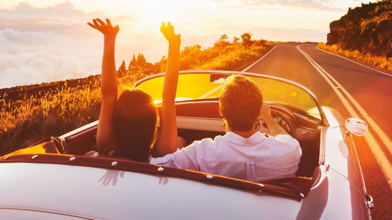 નિયમિત સર્વિસિંગ આવશ્યક: સમયસર વાહન સર્વિસિંગ ખૂબ જ મહત્વપૂર્ણ છે. ઉનાળા દરમિયાન એન્જિન ઓઇલની ભૂમિકા વધુ મહત્વપૂર્ણ બની જાય છે, કારણ કે ઊંચા તાપમાનને કારણે તેલ ઝડપથી બગડી શકે છે. એન્જિન ઓઇલ એન્જિનના આંતરિક ઘટકોને ઘસારોથી બચાવે છે અને સાથે સાથે નાના કણો અને કાટમાળને પણ બહાર કાઢે છે. તેથી, ભલામણ કરેલ અંતરાલો પર તેલ બદલવું અને તેના સ્તરનું નિયમિત નિરીક્ષણ કરવું એ તમારી કારના એન્જિનની ટકાઉપણું સુનિશ્ચિત કરવા માટે જરૂરી છે. (ફોટો ક્રેડિટ-સોશિયલ મીડિયા)