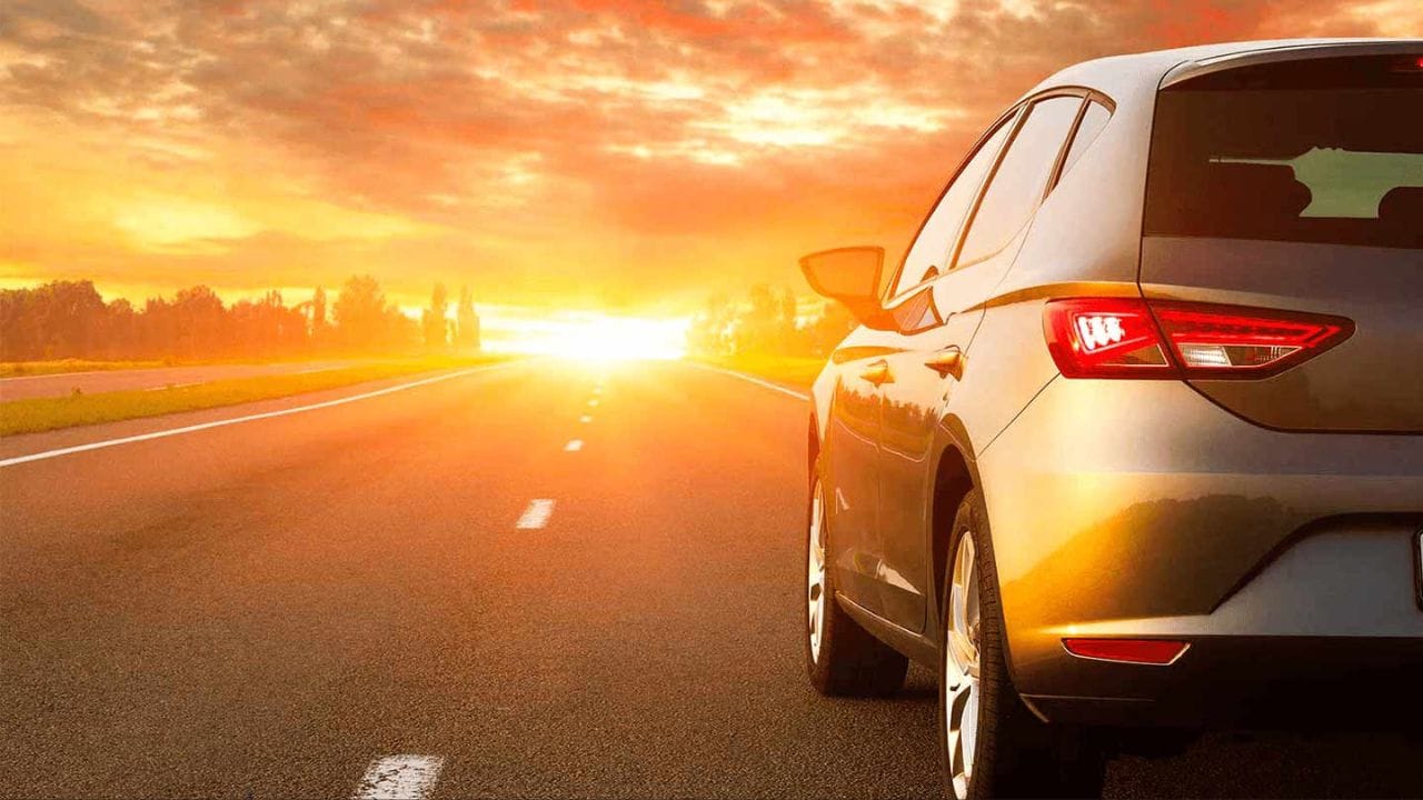 રબરના ભાગોનું નિયમિત નિરીક્ષણ કરો: ઉનાળાની ઋતુ ખાસ કરીને રબરના બનેલા ઘટકો માટે મુશ્કેલ હોઈ શકે છે. તેથી, સમયાંતરે વાહનમાં બારીઓ અને અન્ય રબરના ભાગોની આસપાસ રબર ચેનલોનું નિરીક્ષણ કરવું જરૂરી છે. જો આ ભાગો જૂના થઈ જાય અથવા તિરાડો પડી જાય, તો કાર ધોવા દરમિયાન અથવા વરસાદ દરમિયાન પાણી યોગ્ય રીતે નીકળી શકતું નથી. ખાતરી કરો કે આ ઘટકો સમયસર બદલવામાં આવે છે. (ફોટો ક્રેડિટ-સોશિયલ મીડિયા)