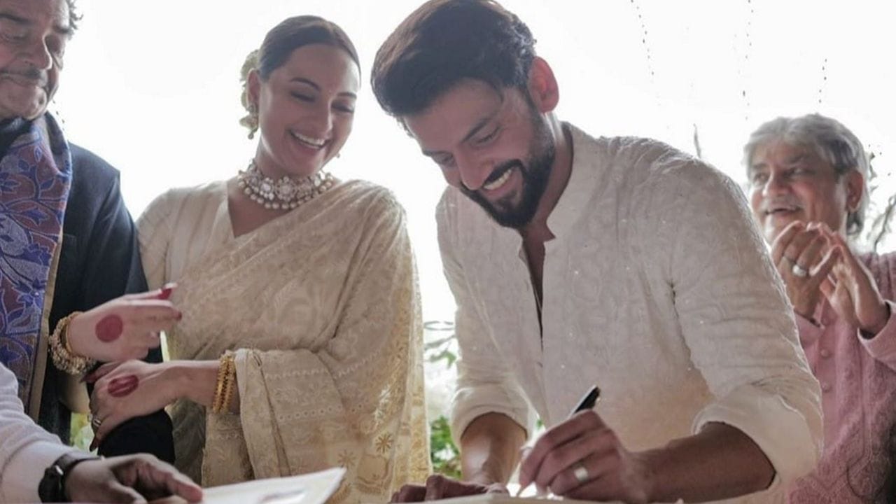  સોનાક્ષી સિન્હાએ ઝહીર ઈકબાલ સાથે રજિસ્ટર લગ્ન કર્યા હતા. બંન્નેના અલગ અલગ ધર્મ હતા એટલે સાત ફેરા કે નિકાહ નહી પરંતુ રજિસ્ટર લગ્ન કર્યા હતા.