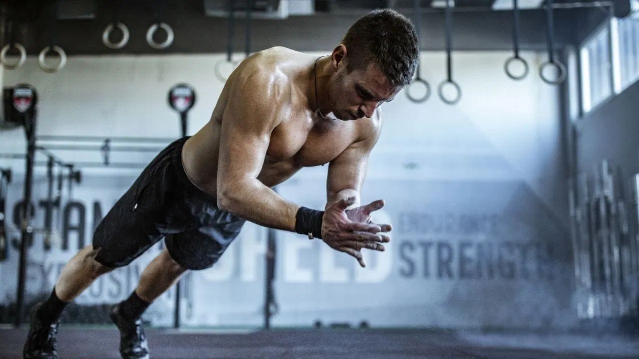 તાળી પાડવાની કસરત: આમાં તમારા હાથ જમીન પરથી ઉંચા કરીને તાળી પાડવી, પછી તેમને પાછા જમીન પર નીચે કરવા જેવી કસરતનો સમાવેશ થાય છે. આ સતત ગતિ સ્નાયુઓની શક્તિ અને ગતિમાં વધારો કરે છે. તે ખાસ કરીને રમતવીરો અને રમતગમતના પ્રદર્શન માટે ઉપયોગી છે.