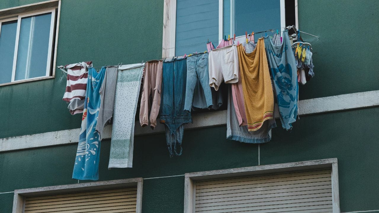 આર્થિક અને માનસિક સમસ્યાઓ: રાત્રે વહેતું પાણી (કપડા ધોવા) ઘરની સમૃદ્ધિ ઘટાડી શકે છે અને માનસિક અશાંતિનું કારણ બની શકે છે. (ફોટો ક્રેડિટ-સોશિયલ મીડિયા)