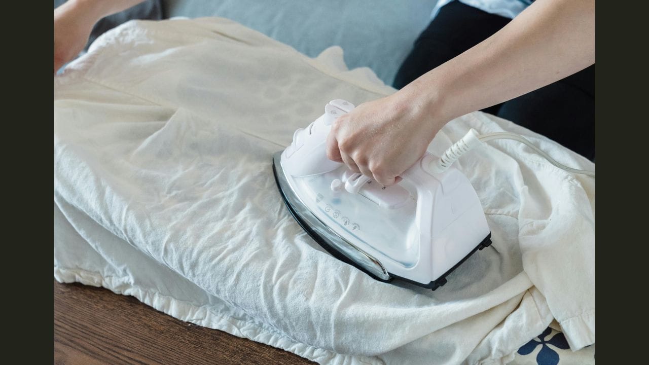 આર્થિક અને માનસિક સમસ્યાઓ: રાત્રે વહેતું પાણી (કપડા ધોવા) ઘરની સમૃદ્ધિ ઘટાડી શકે છે અને માનસિક અશાંતિનું કારણ બની શકે છે. (ફોટો ક્રેડિટ-સોશિયલ મીડિયા)