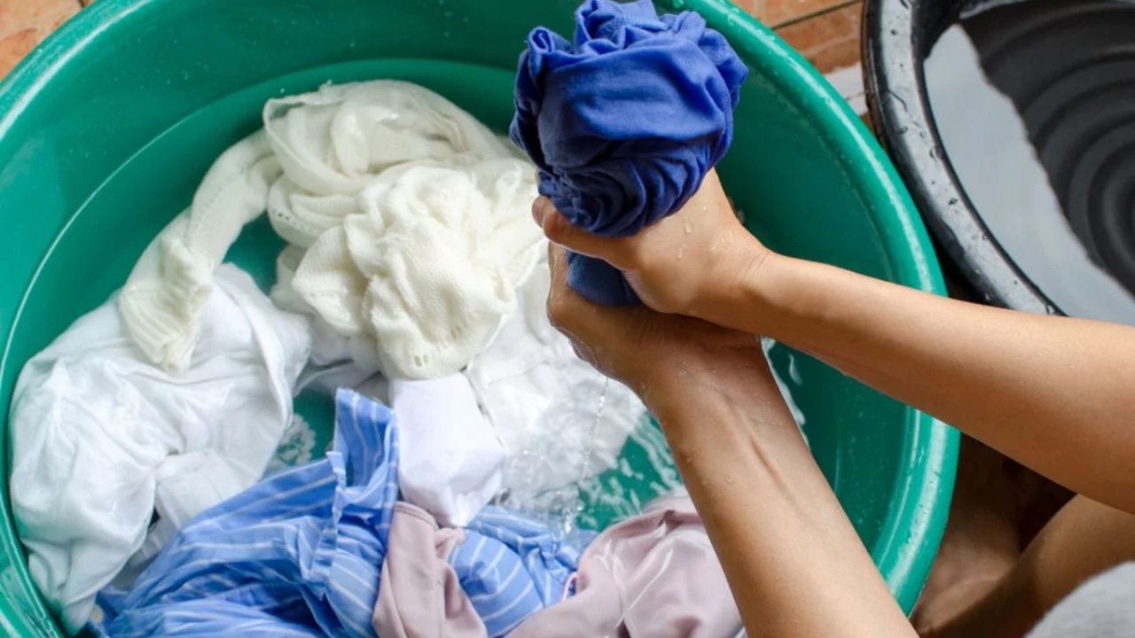  નકારાત્મક ઉર્જા વધે : એવું માનવામાં આવે છે કે રાત્રે વાતાવરણ નકારાત્મક ઉર્જાથી વધુ પ્રભાવિત થાય છે. જ્યારે આપણે બહાર કપડાં સૂકવીએ છીએ, ત્યારે આ ઉર્જા ભીના કપડાં દ્વારા ઘરમાં પ્રવેશી શકે છે. માન્યતા અનુસાર, રાત્રે કપડાં ધોવાથી તમારા ઘરમાં વાસ્તુ દોષ વધે છે. રાત્રે ધોયેલા કપડાં પહેરવાથી તમારી આસપાસ નકારાત્મક ઉર્જા વધે છે. (ફોટો ક્રેડિટ-સોશિયલ મીડિયા)