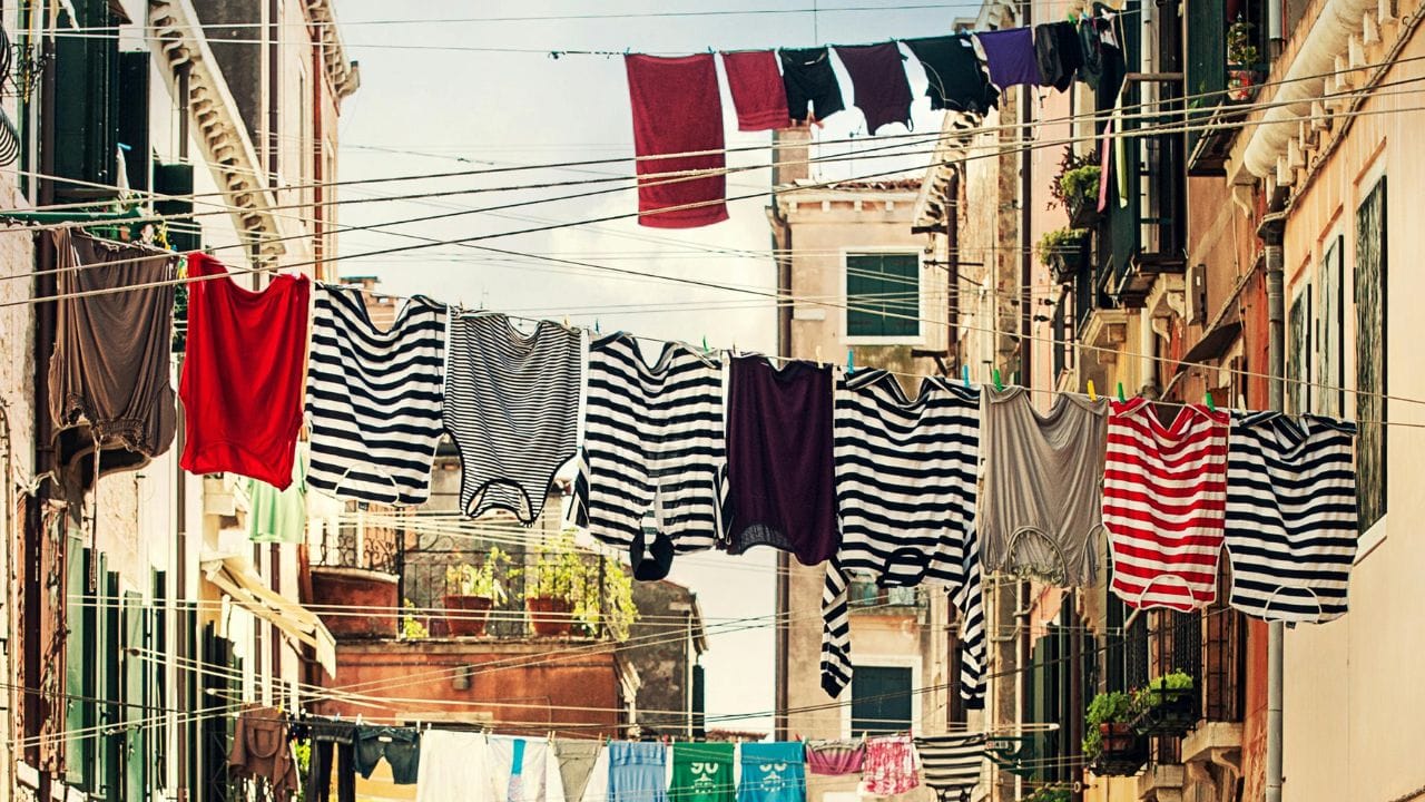 વાસ્તુ શાસ્ત્રમાં ઘણા નિયમો છે જેનું પાલન કરવાથી લોકોને સુખી જીવન જીવવામાં મદદ મળે છે. વાસ્તુમાં કપડાં ધોવા અંગે પણ ઘણા નિયમો છે. ચાલો જાણીએ કે રાત્રે કપડાં ધોવા કે નહીં. (ફોટો ક્રેડિટ-સોશિયલ મીડિયા)