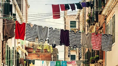 વાસ્તુ શાસ્ત્રમાં ઘણા નિયમો છે જેનું પાલન કરવાથી લોકોને સુખી જીવન જીવવામાં મદદ મળે છે. વાસ્તુમાં કપડાં ધોવા અંગે પણ ઘણા નિયમો છે. ચાલો જાણીએ કે રાત્રે કપડાં ધોવા કે નહીં. (ફોટો ક્રેડિટ-સોશિયલ મીડિયા)