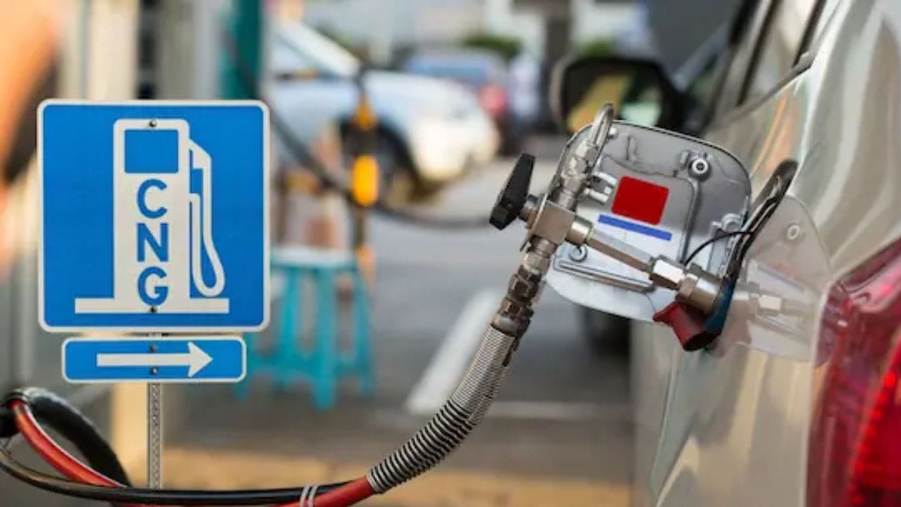 કેટલાક મીડિયા અહેવાલોમાં દાવો કરવામાં આવ્યો છે કે ઇંધણની અછતને કારણે ચેન્નાઈના રસ્તાઓ પર દોડતા વાહનોની સંખ્યા ઝડપથી ઘટી રહી છે. તમિલનાડુ ઓટો થોઝિલાલાર્ગલ સંમેલનના રાજ્ય કાર્યકારી પ્રમુખ એસ. બાલાસુબ્રમણ્યમે જણાવ્યું હતું કે ગઈકાલે ગેસથી ચાલતી લગભગ 25% ઓટો બળતણ મેળવી શકી ન હતી. તેમણે ચેતવણી આપી હતી કે જો આ અછત ચાલુ રહેશે, તો વધુ ઓટો બંધ થઈ શકે છે, જેનાથી હજારો ડ્રાઇવરોની આજીવિકા જોખમમાં મુકાઈ શકે છે. ઘણા ડ્રાઇવરોએ વધુ સારી માઇલેજ માટે ગેસ પર સ્વિચ કર્યું હતું, પરંતુ હવે તેઓ પેટ્રોલ પર પાછા ફરવા મજબૂર છે, જેના કારણે તેમની દૈનિક કમાણીમાં નોંધપાત્ર ઘટાડો થયો છે.  (ફોટો ક્રેડિટ-સોશિયલ મીડિયા)