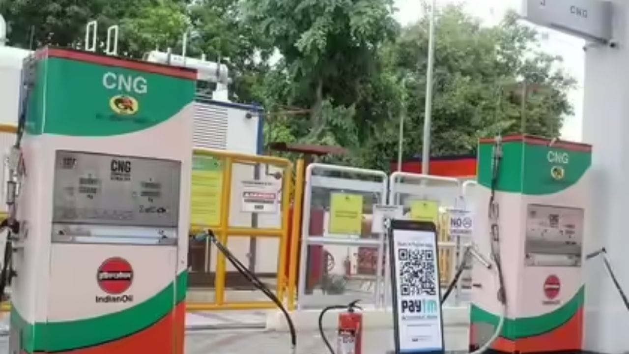 ચેમ્બુરમાં નેશનલ કેમિકલ એન્ડ ફર્ટિલાઇઝર્સ (RCF) સંકુલની અંદર સ્થિત ગેસ ઓથોરિટી ઓફ ઇન્ડિયા (GAIL) દ્વારા સંચાલિત મુખ્ય ગેસ સપ્લાય પાઇપલાઇનમાં ટેકનિકલ ખામીને કારણે આ સમસ્યા ઊભી થઈ છે. આ વિક્ષેપથી આશરે 133 CNG પંપ પ્રભાવિત થયા છે, જેના કારણે વાહનચાલકોને તેમના વાહનોમાં ઇંધણ ભરવા માટે લાંબી કતારોમાં રાહ જોવી પડી રહી છે.  (ફોટો ક્રેડિટ-સોશિયલ મીડિયા)