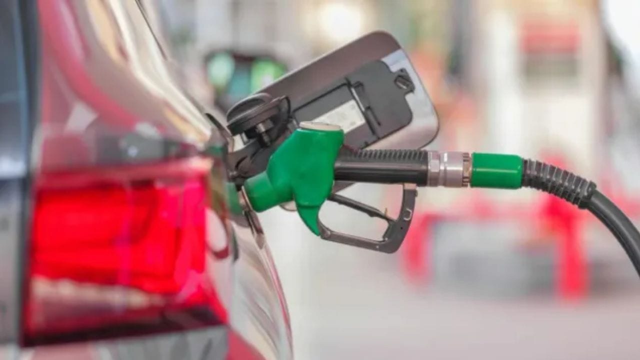 કેટલાક મીડિયા અહેવાલોમાં દાવો કરવામાં આવ્યો છે કે ઇંધણની અછતને કારણે ચેન્નાઈના રસ્તાઓ પર દોડતા વાહનોની સંખ્યા ઝડપથી ઘટી રહી છે. તમિલનાડુ ઓટો થોઝિલાલાર્ગલ સંમેલનના રાજ્ય કાર્યકારી પ્રમુખ એસ. બાલાસુબ્રમણ્યમે જણાવ્યું હતું કે ગઈકાલે ગેસથી ચાલતી લગભગ 25% ઓટો બળતણ મેળવી શકી ન હતી. તેમણે ચેતવણી આપી હતી કે જો આ અછત ચાલુ રહેશે, તો વધુ ઓટો બંધ થઈ શકે છે, જેનાથી હજારો ડ્રાઇવરોની આજીવિકા જોખમમાં મુકાઈ શકે છે. ઘણા ડ્રાઇવરોએ વધુ સારી માઇલેજ માટે ગેસ પર સ્વિચ કર્યું હતું, પરંતુ હવે તેઓ પેટ્રોલ પર પાછા ફરવા મજબૂર છે, જેના કારણે તેમની દૈનિક કમાણીમાં નોંધપાત્ર ઘટાડો થયો છે.  (ફોટો ક્રેડિટ-સોશિયલ મીડિયા)