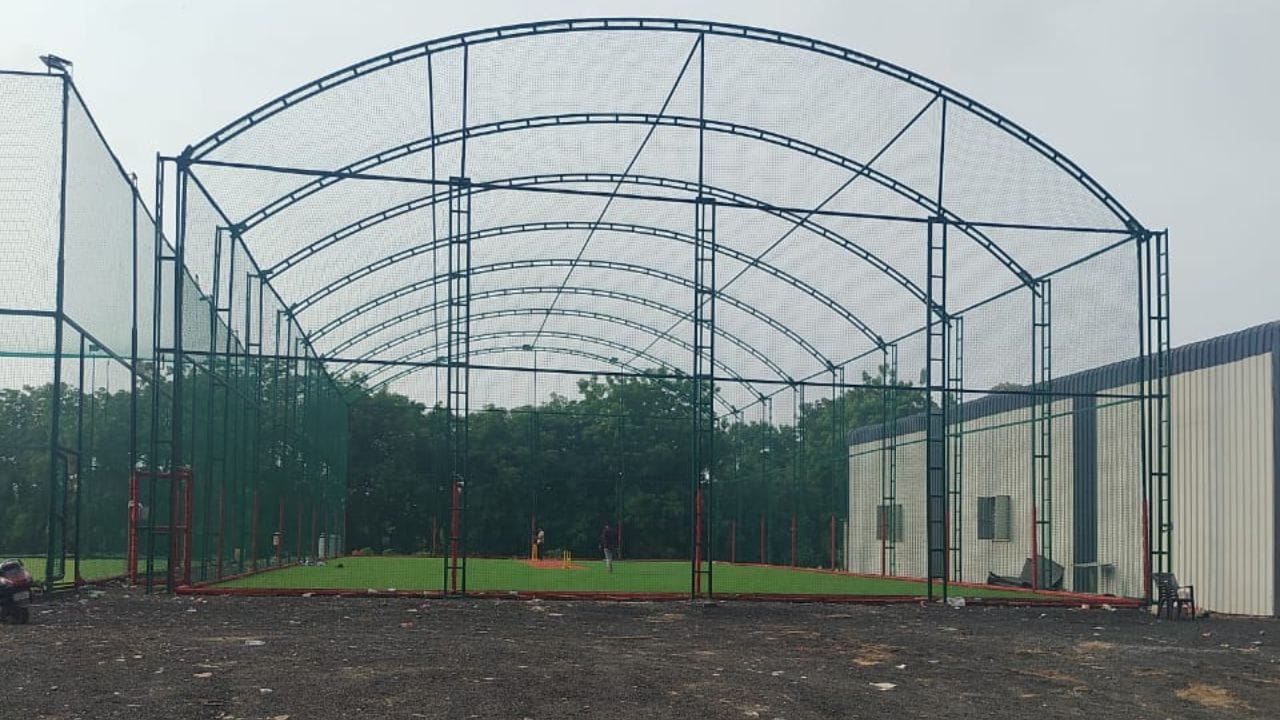 આ વ્યવસાયમાં આવકનો મુખ્ય સ્ત્રોત કલાકના ધોરણે મેદાનનું ભાડું છે. સામાન્ય દિવસોમાં કલાકના ₹800 થી ₹1,200 અને શનિ-રવિ કે જાહેર રજાઓના દિવસે ₹1,500 થી ₹2,500 સુધીનું ભાડું વસૂલવામાં આવે છે. જો દિવસ દરમિયાન સરેરાશ 5 થી 7 કલાક પણ બુકિંગ રહે, તો માસિક સારી એવી કમાણી થઈ શકે છે. જો તમારું ગ્રાઉન્ડ દિવસના સરેરાશ 6 થી 8 કલાક પણ બુક રહે, તો રોજના ₹8,000 થી ₹15,000 સુધીની આવક થઈ શકે છે. આ ગણતરી મુજબ મહિનાની કુલ આવક અંદાજે ₹2.5 લાખ થી ₹4 લાખ સુધી પહોંચી શકે છે. આ ઉપરાંત, વીકએન્ડમાં ટુર્નામેન્ટ યોજીને કે ગ્રાઉન્ડની બહાર નાસ્તા-પાણીનો નાનો સ્ટોલ રાખીને વધારાની ₹30,000 થી ₹50,000 ની આવક ઊભી કરી શકાય છે.