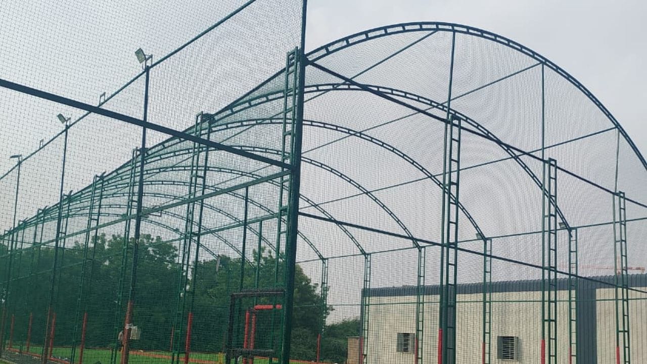 રાત્રિના સમયે રમવા માટે મેદાનમાં સારી લાઈટિંગ હોવી ખૂબ જરૂરી છે. સામાન્ય રીતે 20 થી 25 ફૂટની ઊંચાઈ પર મજબૂત LED લાઈટ્સ લગાવવામાં આવે છે, જેથી આખા મેદાનમાં સરખો પ્રકાશ રહે. આ મેદાન લંબચોરસ આકારનું હોવું જોઈએ અને સંપૂર્ણપણે નેટથી ઢંકાયેલું હોવું જોઈએ. જો તમે આ મુજબનું માપ અને લાઈટિંગની સુવિધા આપો છો, તો ગ્રાહકોને રમવાની વધુ મજા આવશે અને તમારા બિઝનેસની લોકપ્રિયતા વધશે.