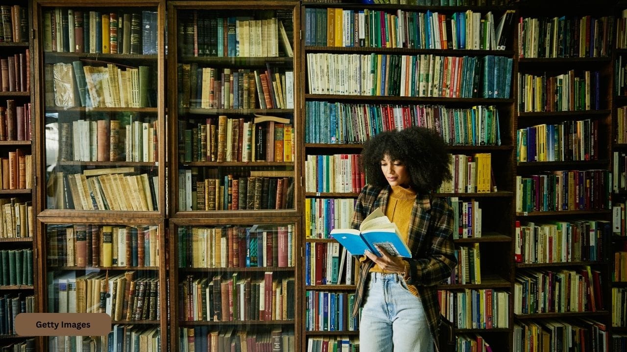 કેટલાક દુર્લભ પુસ્તકો વિશે ઘણા વિશેષ દાવા કરવામાં આવે છે. આવુ એક પુસ્તક છે, જેના વિશે માન્યતા છે કે તે મૃત્યુનું કારણ બને છે અથવા વ્યક્તિને પાગલ બનાવે છે. એવું કહેવાય છે કે આ પુસ્તક શાપિત છે. (ફોટો - ગેટી ઇમેજ)