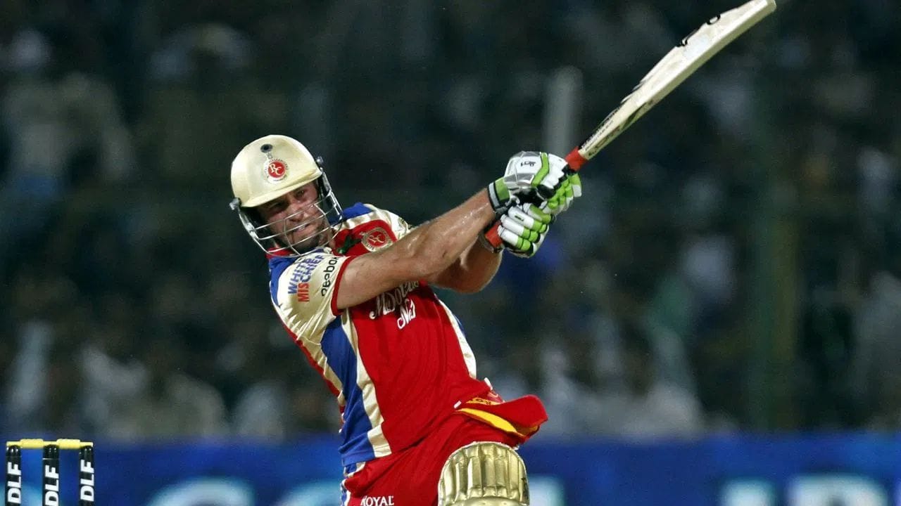 આ યાદીમાં દક્ષિણ આફ્રિકાનો દિગ્ગજ બેટ્સમેન એબી ડી વિલિયર્સ ટોચ પર છે. તેણે બુમરાહની બોલિંગમાં સૌથી વધુ આઠ છગ્ગા ફટકાર્યા છે. ડી વિલિયર્સે બુમરાહના કુલ 85 બોલનો સામનો કર્યો અને 147.05 ના સ્ટ્રાઇક રેટથી 125 રન બનાવ્યા. 