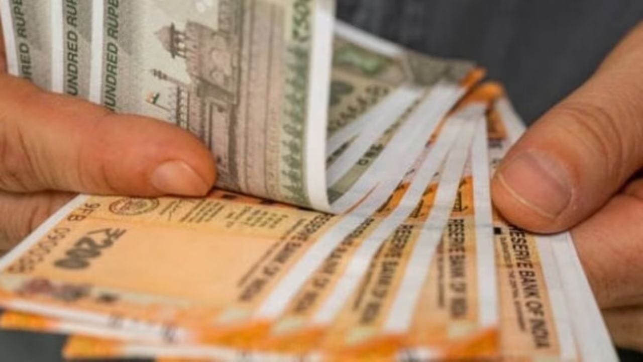 વાસ્તુ શાસ્ત્ર અનુસાર, આ લેખમાં દર્શાવેલ પગલાં અમલમાં મૂકવાથી દેવાની સમસ્યાઓ ઝડપથી ઉકેલી શકાય છે અને આગામી નવા વર્ષમાં કોઈને નાણાકીય અછતનો સામનો ન કરવો પડે તે સુનિશ્ચિત કરી શકાય છે. ચાલો આપણે દેવાથી મુક્તિ માટે આ વાસ્તુ આધારિત ઉપાયો શોધીએ.(ફોટો ક્રેડિટ-સોશિયલ મીડિયા)