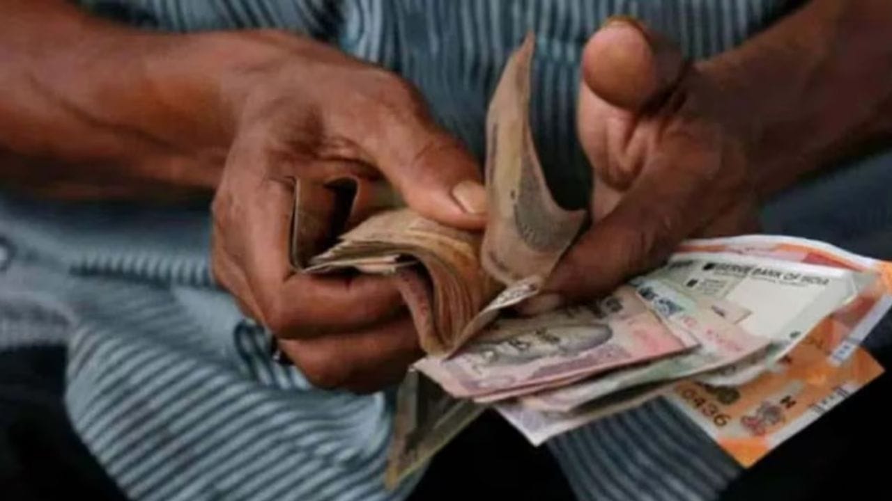 આ દિવસ દેવું ચૂકવવા માટે યોગ્ય: જો તમે કોઈ પાસેથી પૈસા ઉછીના લીધા હોય, તો મંગળવારને તે ચૂકવવા માટે સૌથી શુભ દિવસ માનવામાં આવે છે. એવું માનવામાં આવે છે કે મંગળવારે લોન ચૂકવવાથી દેવાના બોજમાંથી ઝડપથી મુક્તિ મળે છે. (ફોટો ક્રેડિટ-AI)