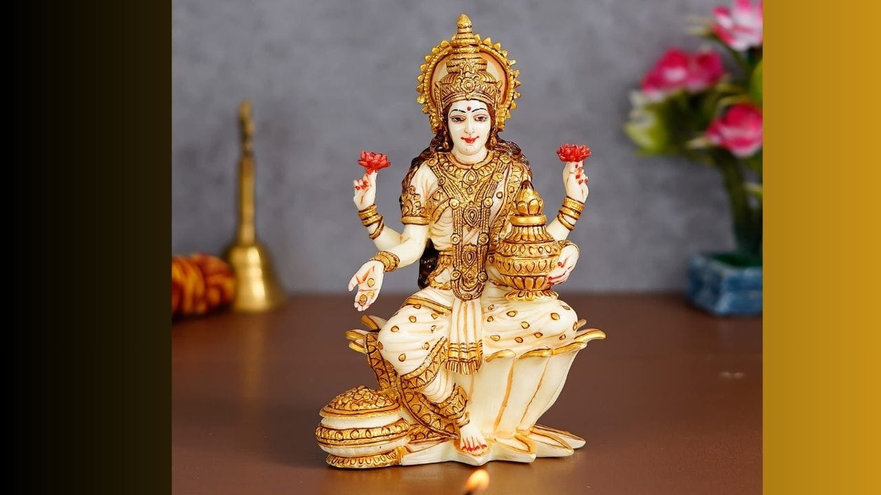 આ દિશામાં દેવી લક્ષ્મીની મૂર્તિ મૂકો: વાસ્તુ અનુસાર, વ્યક્તિએ દુકાન અથવા ઓફિસની ઉત્તર દિશામાં દેવી લક્ષ્મી અને ભગવાન કુબેરની મૂર્તિ અથવા ચિત્ર મૂકવું જોઈએ. ત્યારબાદ વ્યક્તિએ દરરોજ યોગ્ય વિધિઓ સાથે તેમની પૂજા કરવી જોઈએ. આ પ્રથા દેવાની સમસ્યાઓ ઉકેલવામાં મદદ કરે છે અને નાણાકીય લાભની તકો ઉભી કરે છે. વધુમાં, તે સુનિશ્ચિત કરે છે કે આવનારા નવા વર્ષમાં વ્યક્તિને કોઈ આર્થિક તંગીનો સામનો ન કરવો પડે. (ફોટો ક્રેડિટ-AI)