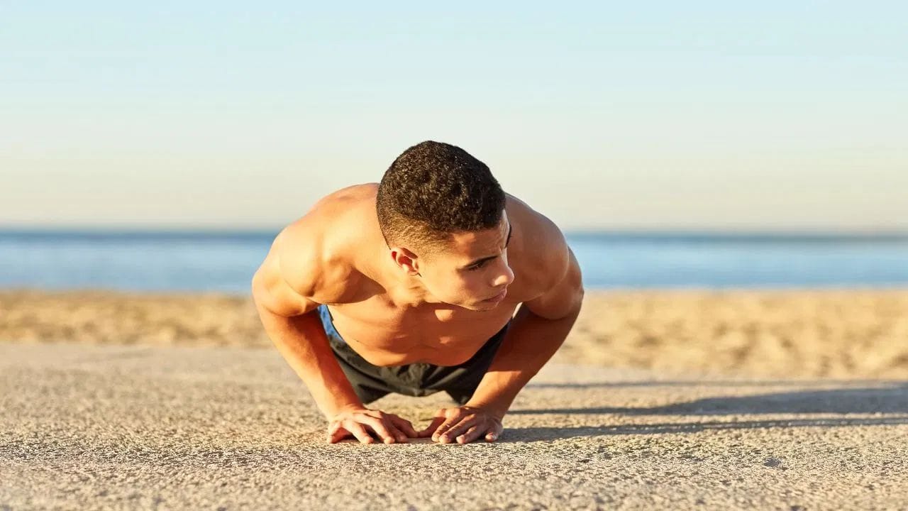 ડાયમંડ પુશ-અપ: આમાં બંને હાથને એકસાથે લાવવામાં આવે છે. જેથી અંગૂઠા અને આંગળીઓ વડે હીરાનો આકાર બને. આને ટ્રાઇસેપ્સ માટે સૌથી અસરકારક પુશ-અપ માનવામાં આવે છે. તે હાથના પાછળના ભાગને મજબૂત અને ટોન કરે છે અને અંદરની છાતીનો વિકાસ પણ કરે છે.