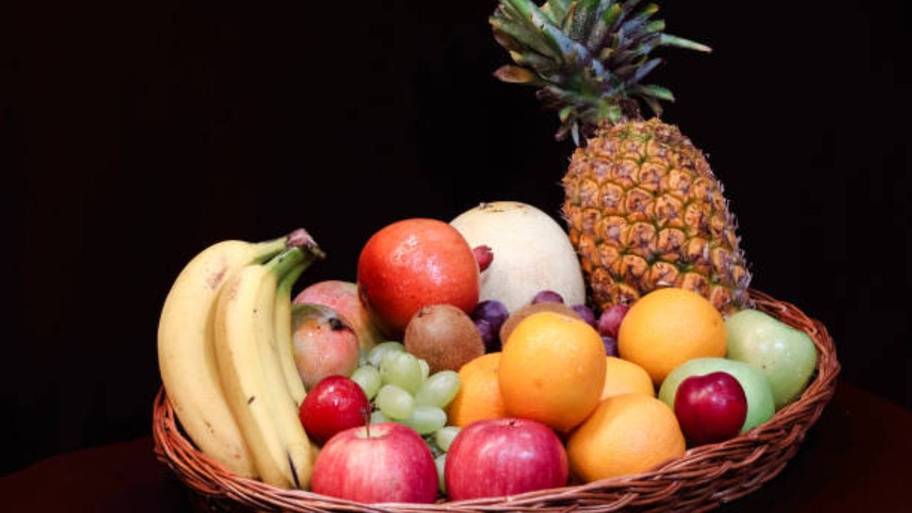 આવી સ્થિતિમાં જો ભારે ભોજન પછી તરત જ ફળ ખાવામાં આવે તો પાચન પ્રક્રિયા ધીમી પડી શકે છે અને કેટલાક લોકોને ગેસ અને પેટનું ફૂલવું અનુભવી શકે છે. જો કે આ દરેકને લાગુ પડતું નથી. સંવેદનશીલ પાચન તંત્ર ધરાવતા લોકો અથવા ફ્રુક્ટોઝ ઈનટોલરેન્સ અથવા ઇરિટેબલ બોવેલ સિન્ડ્રોમ જેવી સ્થિતિ ધરાવતા લોકો જો ભોજન પછી તરત જ ફળ ખાય છે તો તેમને ગેસ અને પેટનું ફૂલવું વધી શકે છે.
