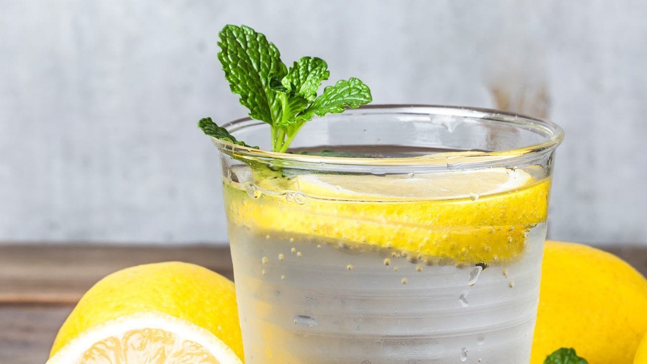 સવારે ખાલી પેટે લીંબુ પાણી કોણે ન પીવું જોઈએ?: દિલ્હી એમસીડીના ડૉ. અજય કુમાર સમજાવે છે કે સવારે ખાલી પેટે લીંબુ પાણી પીવું કેટલાક લોકો માટે યોગ્ય નથી. જેમને એસિડિટી, ગેસ અથવા હાર્ટબર્નની સમસ્યા હોય છે તેઓને વધુ અગવડતા અનુભવી શકે છે. લીંબુમાં રહેલું એસિડ હાર્ટબર્નને વધુ ખરાબ કરી શકે છે. સંવેદનશીલ પેટ ધરાવતા લોકોએ પણ તેને પીવાનું ટાળવું જોઈએ.