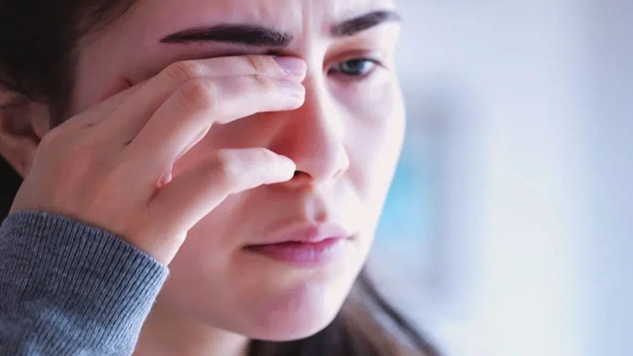 આંખોનો થાક ઓછો કરવા માટે કેટલીક સરળ આદતો અપનાવી શકાય છે. લાંબા સમય સુધી સ્ક્રીન જોવા દરમિયાન વચ્ચે-વચ્ચે આંખોને આરામ આપવો જરૂરી છે. દર 20 થી 30 મિનિટમાં થોડી સેકન્ડ માટે સ્ક્રીન પરથી નજર હટાવીને દૂર જોવું ફાયદાકારક હોઈ શકે છે. પૂરતી ઊંઘ લેવી પણ આંખોના સ્વાસ્થ્ય માટે જરૂરી માનવામાં આવે છે.