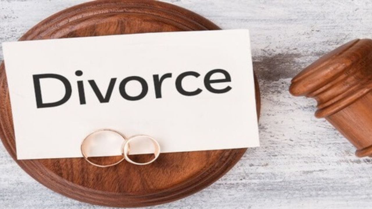 છુટાછેડા માટે બે મુખ્ય પ્રકાર હોય છે. મ્યુચ્યુઅલ ડિવોર્સ (પરસ્પર સંમતિથી) અને કન્ટેસ્ટેડ ડિવોર્સ (એક પક્ષની ઇચ્છા વિરુદ્ધ). મ્યુચ્યુઅલ ડિવોર્સમાં બંને પક્ષ સહમત હોય છે, ત્યારે પ્રક્રિયા સરળ અને ઝડપી બને છે. સામાન્ય રીતે તેમાં 6 મહિના સુધીનો ‘કૂલિંગ પિરિયડ’ રાખવામાં આવે છે, જેથી જો દંપતિ ઈચ્છે તો ફરી એક થવાની તક મળે.
