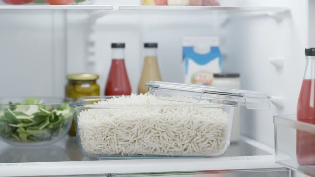 ફ્રિજમાં ભેજ બને: ગરમ ખોરાકમાંથી નીકળતી વરાળ રેફ્રિજરેટરની અંદર ભેજ બનાવે છે. આ ભેજ દિવાલો પરની ઠંડકને ગરમ કરી શકે છે અથવા અન્ય ખોરાકને ભેજયુક્ત કરી શકે છે, જેના કારણે તે ઝડપથી બગડે છે. (ફોટો ક્રેડિટ-સોશિયલ મીડિયા)