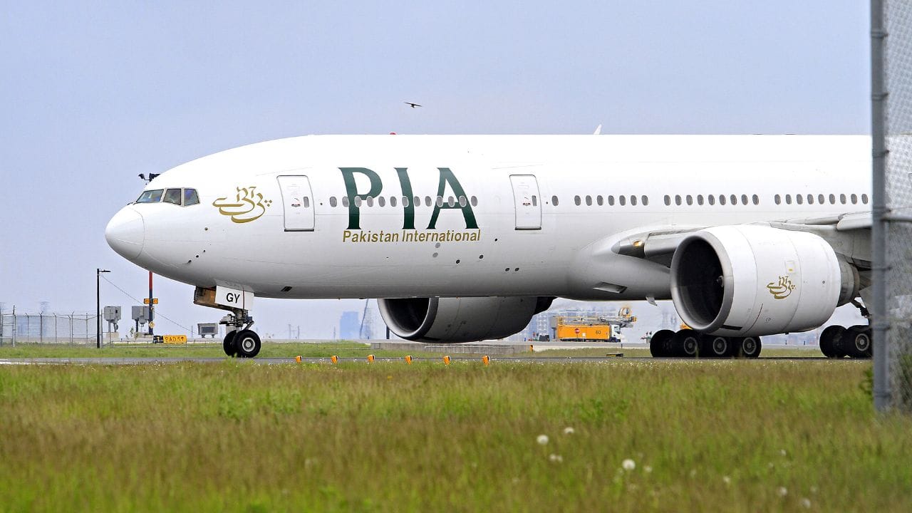 પાકિસ્તાનની રાષ્ટ્રીય એરલાઇન હાલમાં તેના ઇતિહાસના સૌથી મોટો નાણાકીય સંકટનો સામનો કરી રહી છે. પરિસ્થિતિ એટલી ગંભીર બની ગઈ છે કે એરલાઇન સંપૂર્ણપણે બંધ થવાની સંભાવનાનો સામનો કરી રહી છે. આની સીધી અસર હજારો સામાન્ય મુસાફરો પર પડશે જેઓ પોતાના કામકાજ, વ્યવસાય અથવા પ્રિયજનોને મળવા માટે હવાઈ મુસાફરી કરે છે.