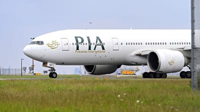 પાકિસ્તાનની રાષ્ટ્રીય એરલાઇન હાલમાં તેના ઇતિહાસના સૌથી મોટો નાણાકીય સંકટનો સામનો કરી રહી છે. પરિસ્થિતિ એટલી ગંભીર બની ગઈ છે કે એરલાઇન સંપૂર્ણપણે બંધ થવાની સંભાવનાનો સામનો કરી રહી છે. આની સીધી અસર હજારો સામાન્ય મુસાફરો પર પડશે જેઓ પોતાના કામકાજ, વ્યવસાય અથવા પ્રિયજનોને મળવા માટે હવાઈ મુસાફરી કરે છે.