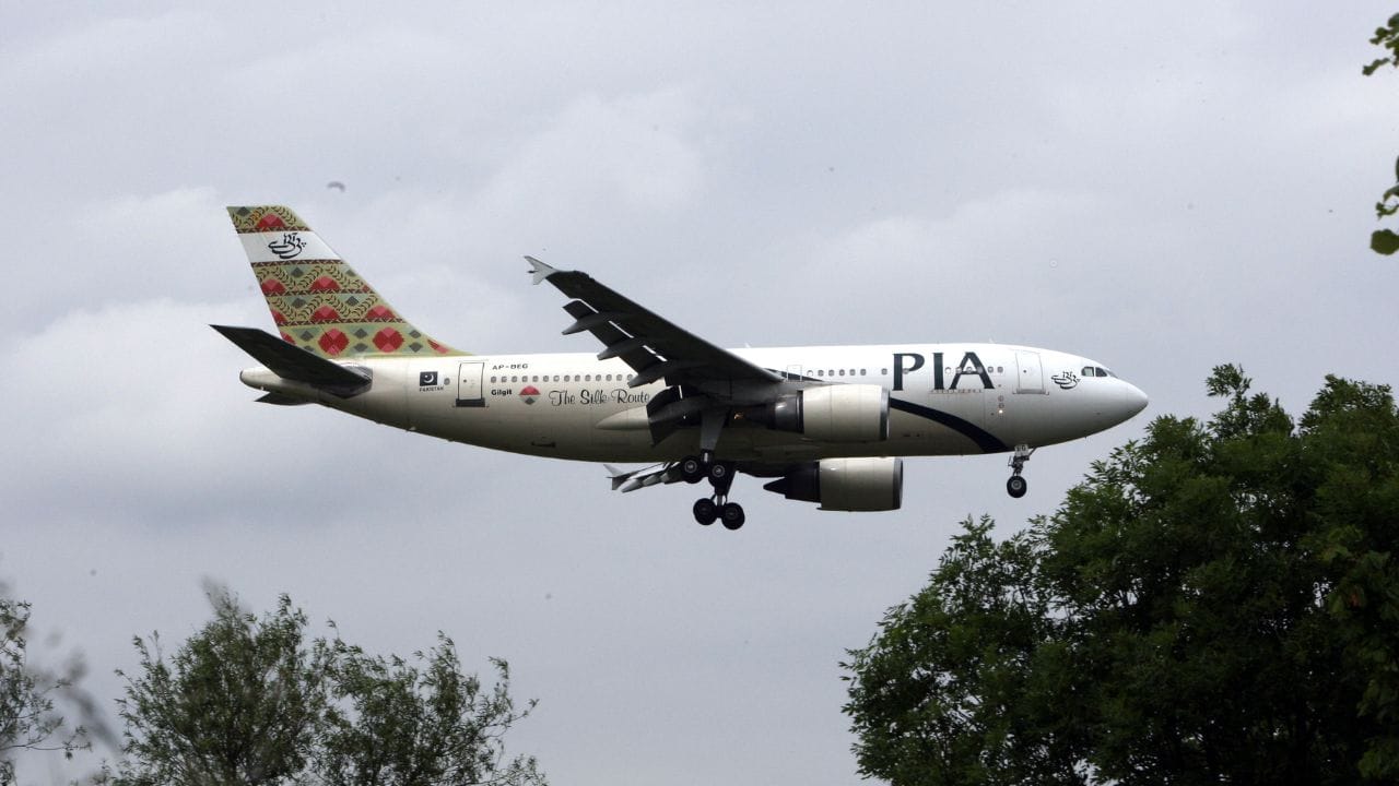 અમેરિકા-ઈરાન યુદ્ધના પરિણામો : ઇંધણના ભાવમાં અચાનક વધારો થવાનું મુખ્ય કારણ અમેરિકા અને ઈરાન વચ્ચે ચાલી રહેલ યુદ્ધ છે. આ આંતરરાષ્ટ્રીય તણાવે સમગ્ર વિશ્વની સપ્લાય ચેઇનને ગંભીર રીતે ખોરવી નાખી છે. વૈશ્વિક સ્તરે એક મોટી અનિશ્ચિતતા છે, જેના કારણે ઉડ્ડયન બળતણના પુરવઠામાં સતત વિક્ષેપો આવી રહ્યા છે.
Credits: Getty Images