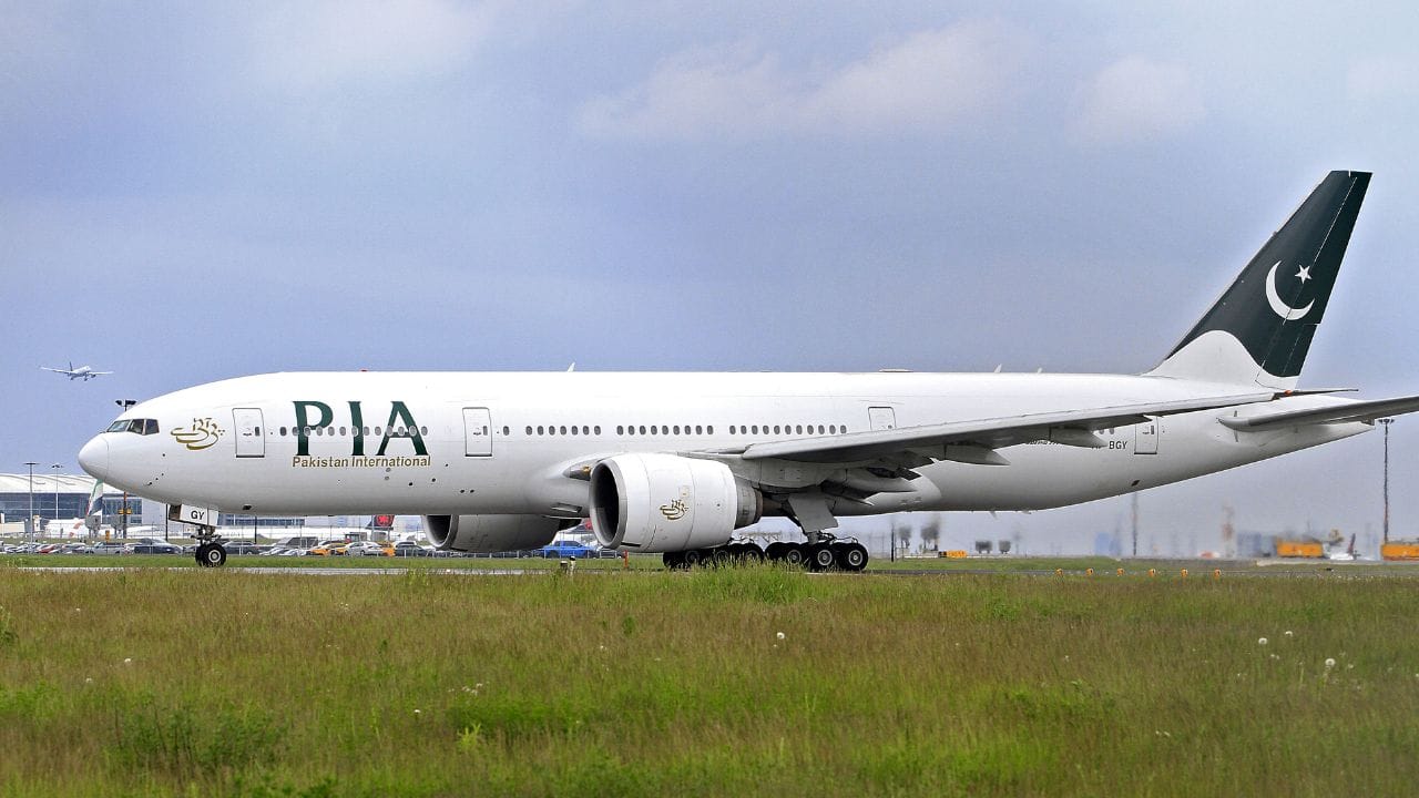 PIA ચેરમેને ગંભીર ચેતવણી આપી : આ ભારે નાણાકીય દબાણ વચ્ચે PIA કન્સોર્ટિયમના ચેરમેન આરિફ હબીબે એક ગંભીર ચેતવણી આપી હતી. રવિવારે ન્યૂઝ ચેનલ બોલ ન્યૂઝ સાથે શેર કરાયેલ એક ઇન્ટરવ્યુ ક્લિપમાં તેમણે સ્પષ્ટતા કરી હતી કે જો જેટ ઇંધણના ભાવ આસમાને પહોંચતા રહેશે, તો એરલાઇન માટે સંચાલન ચાલુ રાખવું સંપૂર્ણપણે અશક્ય બની જશે.