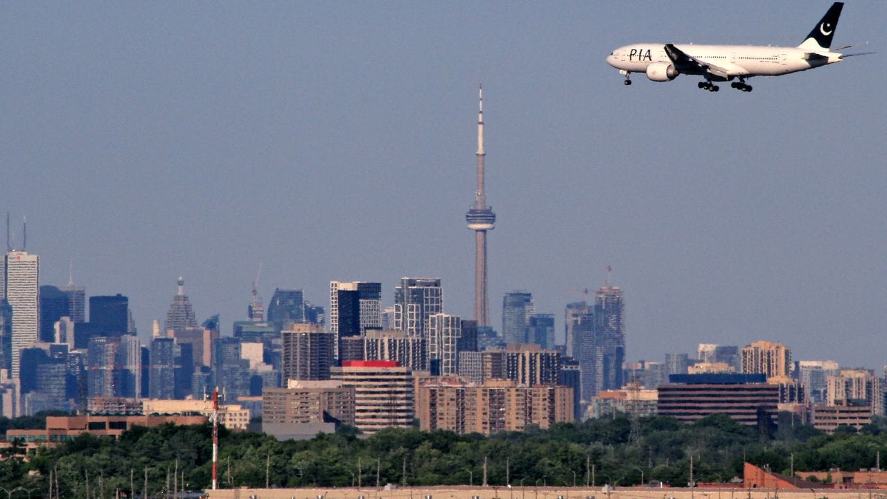 ઉડ્ડયન ઇંધણ 150% મોંઘુ થયું : છેલ્લા કેટલાક અઠવાડિયામાં ઉડ્ડયન ઇંધણ (જેટ ઇંધણ) ના ભાવમાં ભારે વધારો થયો છે.. આ કોઈ નાનો વધારો નથી, પરંતુ લગભગ 150 ટકાનો મોટો ઉછાળો છે. આશ્ચર્યજનક વાત એ છે કે આ મોટો વધારો શાંતિથી અને કોઈપણ સત્તાવાર જાહેરાત વિના લાગુ કરવામાં આવ્યો હતો.