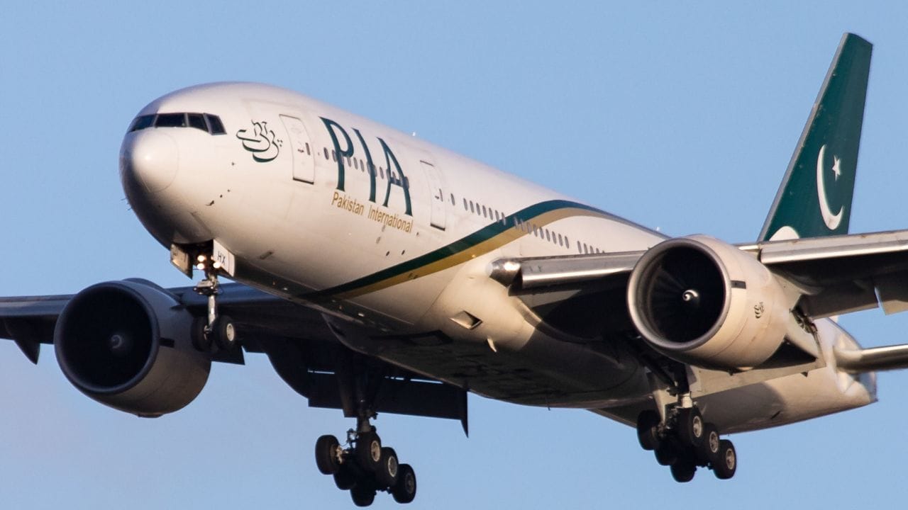 સત્તાવાર માહિતી અનુસાર જેટ ઇંધણ (JP-1) ની કિંમત, જે 1 માર્ચે ₹190 પ્રતિ લિટર હતી, તે 21 માર્ચ સુધીમાં ₹472 પ્રતિ લિટર પર પહોંચી ગઈ. ફક્ત 21 માર્ચથી જ કિંમતોમાં ₹84 (અથવા 21.65 ટકા)નો વધારો કરવામાં આવ્યો હતો. જ્યારે વિમાન ઉડાવવાનો ખર્ચ આટલો ઊંચો થઈ જશે, ત્યારે એરલાઇન્સ સ્વાભાવિક રીતે જ આ નુકસાનનો બોજ સામાન્ય મુસાફરો પર નાખશે. આનાથી હવાઈ મુસાફરીનો ખર્ચ સામાન્ય માણસના બજેટમાંથી સંપૂર્ણપણે બહાર નીકળી શકે છે.