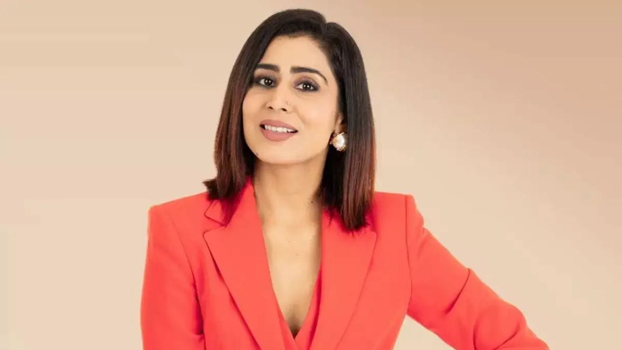 ગઝલ અલાઘ ભારતની સૌથી નાની ઉંમરની કરોડપતિ મહિલાઓમાંની એક છે. ગઝલ અલાઘ મામા અર્થના સહ-સ્થાપક અને ચીફ ઇનોવેશન ઓફિસર છે. 2016માં તેણે અને તેના પતિ, વરુણ અલાઘે, ટોક્સિન ફ્રી બેબી ઉત્પાદનોની એક લાઇન શરૂ કરી. ત્યારબાદ બ્રાન્ડે પર્સનલ કેર સેગમેન્ટમાં ઝડપથી વિસ્તરણ કર્યું, યુનિકોર્નનો દરજ્જો પ્રાપ્ત કર્યો. તેણે શાર્ક ટેન્ક ઇન્ડિયાની પ્રથમ સીઝનમાં શાર્ક તરીકે દેખાઈ, તેણે રાષ્ટ્રીય ઓળખ મળી. 2 સપ્ટેમ્બર, 1988 ના રોજ જન્મેલી, ગઝલને ભારતીય સ્ટાર્ટઅપ ઇકોસિસ્ટમમાં અગ્રણી વ્યક્તિઓમાંની એક ગણવામાં આવે છે.
