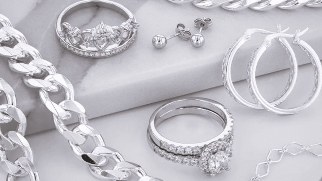 વૈશ્વિક બજાર પર અસર- ચીનની જંગી ખરીદીની અસર હવે વૈશ્વિક બજારમાં પણ જોવા મળી રહી છે. આંતરરાષ્ટ્રીય એક્સચેન્જો પર ચાંદીના સ્ટોક પહેલાથી જ મર્યાદિત હતા અને માંગમાં અચાનક ઉછાળાથી પુરવઠા પર દબાણ આવ્યું છે. આની સીધી અસર કિંમતો પર પડી રહી છે અને ઘણી જગ્યાએ, સ્થાનિક ચાંદીના ભાવ હવે આંતરરાષ્ટ્રીય દરો કરતાં પણ વધી રહ્યા છે.