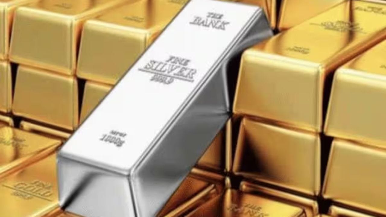 મલ્ટિ કોમોડિટી એક્સચેન્જ (MCX) પર અઠવાડિયાના છેલ્લા ટ્રેડિંગ દિવસે સોનાના ભાવમાં થોડો વધારો થઈને ₹144,825 પ્રતિ 10 ગ્રામ બંધ થયો. જોકે, અઠવાડિયા દરમિયાન તેમાં ₹13,641નો ઘટાડો થયો, જે લગભગ 8.6% નો ઘટાડો દર્શાવે છે. ચાંદીમાં પણ નોંધપાત્ર ઘટાડો જોવા મળ્યો. છેલ્લા સત્રમાં તેમાં આશરે 2% નો વધારો થયો હતો, પરંતુ સાપ્તાહિક ધોરણે, ચાંદી ઘટીને ₹32,663 થઈ ગઈ, જે લગભગ 12.6% નો ઘટાડો દર્શાવે છે.