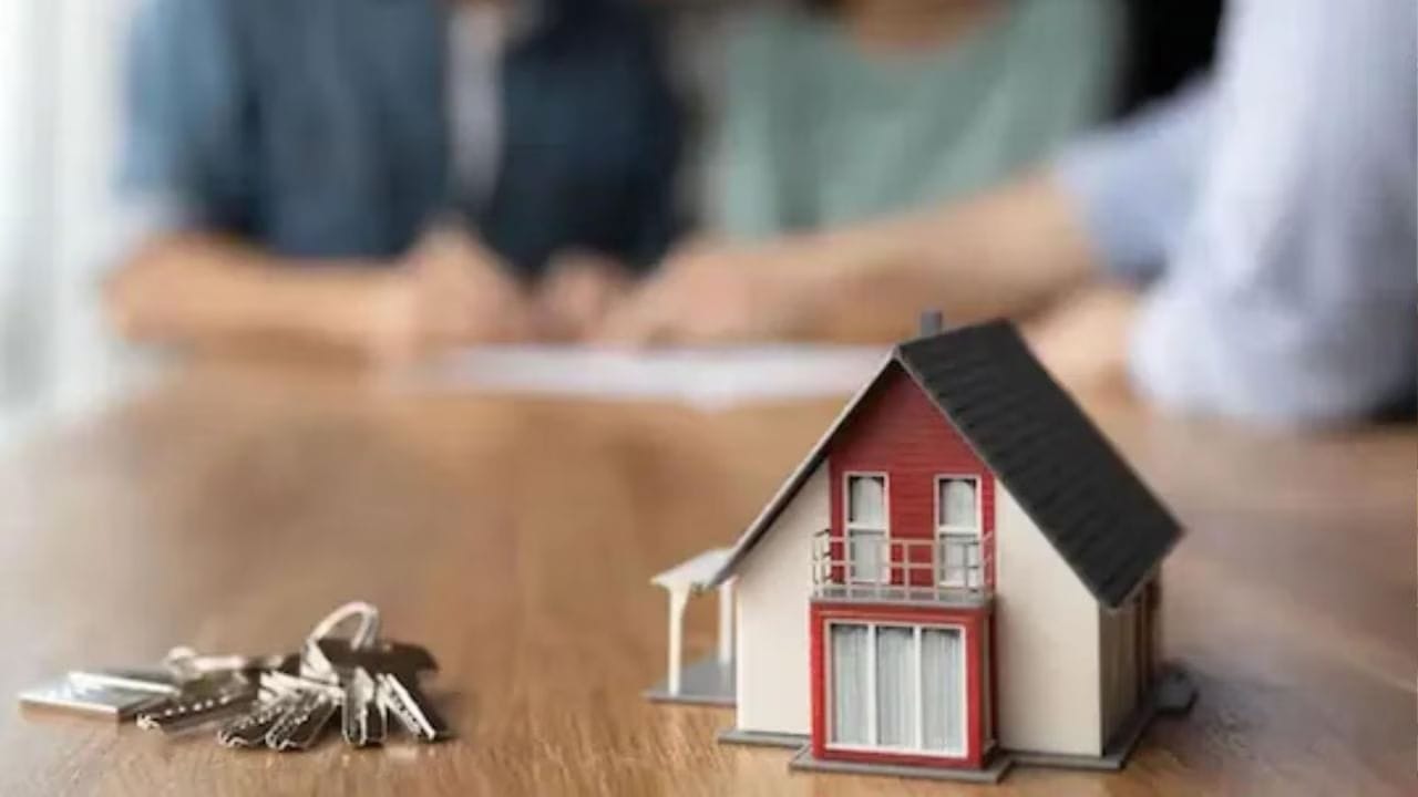 બીજી રીત: દર વર્ષે તમારા માસિક EMI માં આશરે 7.5% વધારો થાય છે. કારણ કે લોકોની આવક સામાન્ય રીતે સમય જતાં વધતી રહે છે, EMI માં સામાન્ય વધારો સામાન્ય રીતે મેનેજ કરી શકાય છે. જો દર વર્ષે ₹40,000 ની માસિક EMI ધીમે ધીમે વધારવામાં આવે, તો કુલ લોનની મુદત લગભગ 12 વર્ષ સુધી ઘટાડી શકાય છે. આ રીતે, તમે ખૂબ ઓછા સમયમર્યાદામાં તમારા દેવાને સફળતાપૂર્વક ચૂકવી શકો છો. (ફોટો:AI generated)