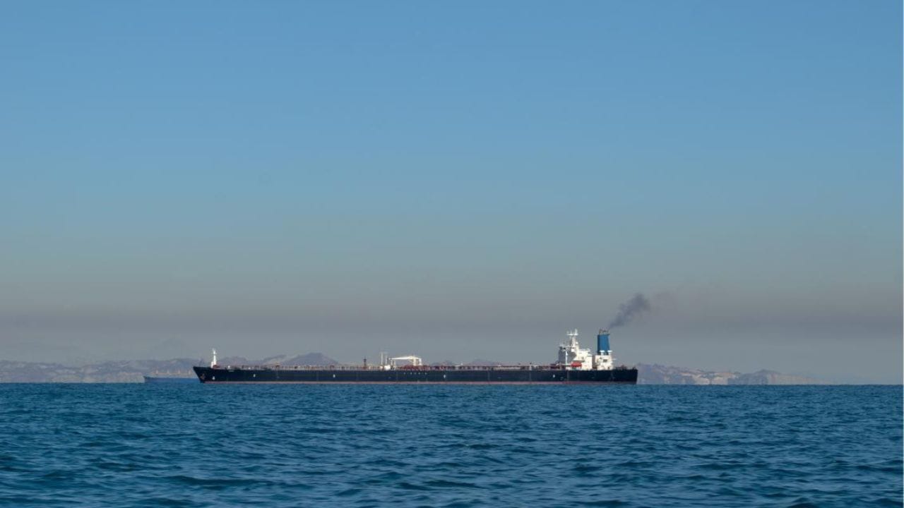 પશ્ચિમ એશિયામાં વધી રહેલા તણાવે વૈશ્વિક અર્થતંત્રની ઊંઘ ઉડાવી દીધી છે. જો વ્યૂહાત્મક રીતે અત્યંત મહત્વપૂર્ણ એવા 'હોર્મુઝની સામુદ્રધુની' (Strait of Hormuz) નો રસ્તો બંધ થાય છે, તો દુનિયાએ એક ભયાનક ઊર્જા કટોકટીનો સામનો કરવો પડી શકે છે.