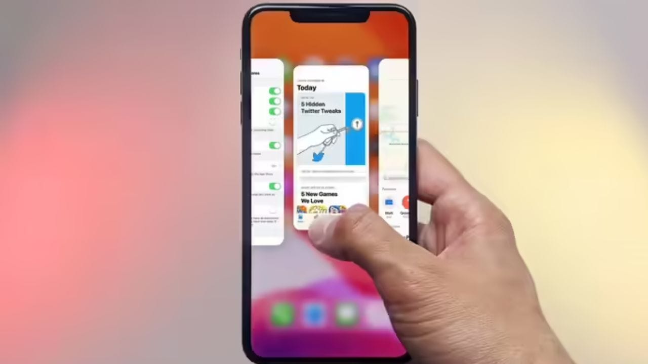 iPhone માં All Clear બટન કેમ નથી?: હકીકતમાં, જ્યારે તમે બેકગ્રાઉન્ડમાં ચાલતી એપ્સ ખોલવા માટે iPhone સ્ક્રીનની નીચેથી ઉપર સ્વાઇપ કરો છો, ત્યારે તમારી પાસે તેમને એક પછી એક બંધ કરવાનો વિકલ્પ હોય છે, પરંતુ તમે તે બધી એક સાથે બંધ કરી શકતા નથી. આ વિકલ્પ સૌથી સસ્તા Android ફોન પર પણ ઉપલબ્ધ છે. જો કે, આ કોઈ ખામી નથી, પરંતુ એક સુવિધા છે જે તમારા ફોનને સરળ બનાવે છે અને લાંબા સમય સુધી ચાલે છે. (ફોટો ક્રેડિટ-સોશિયલ મીડિયા)
