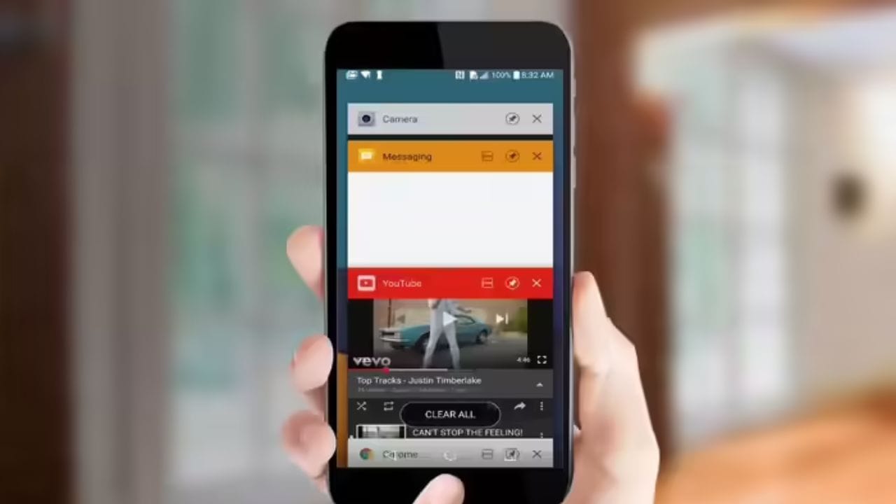 બેકગ્રાઉન્ડ એપ્સ બંધ કરવાના ગેરફાયદા: તમે iPhone હો કે Android વપરાશકર્તા, બધી બેકગ્રાઉન્ડ એપ્સ બંધ કરવાથી તમારા ફોનને નુકસાન થઈ શકે છે. હકીકતમાં, તમે સંપૂર્ણપણે બંધ કરેલી કોઈપણ એપ્સ ફોનની મેમરીમાંથી દૂર થઈ જાય છે. જ્યારે તમે તેમને ફરીથી ખોલો છો, ત્યારે ફોન તેમને ફરીથી લોડ કરે છે. આનાથી ફોનને અનેક ગેરફાયદા થાય છે. બેકગ્રાઉન્ડ એપ્સ બંધ કરવાથી ફોનના પ્રોસેસરને વધુ મહેનત કરવી પડે છે, જેના પરિણામે તે હેંગ થાય છે અથવા ધીમી પડી જાય છે. પ્રોસેસર વધુ પડતું કામ કરવાથી ફોનની બેટરી ઝડપથી ખતમ થાય છે. ફોનમાં લેગ રહેવાથી સૌથી મોંઘા ફોનનો અનુભવ પણ ખરાબ થઈ શકે છે. (ફોટો ક્રેડિટ-સોશિયલ મીડિયા)