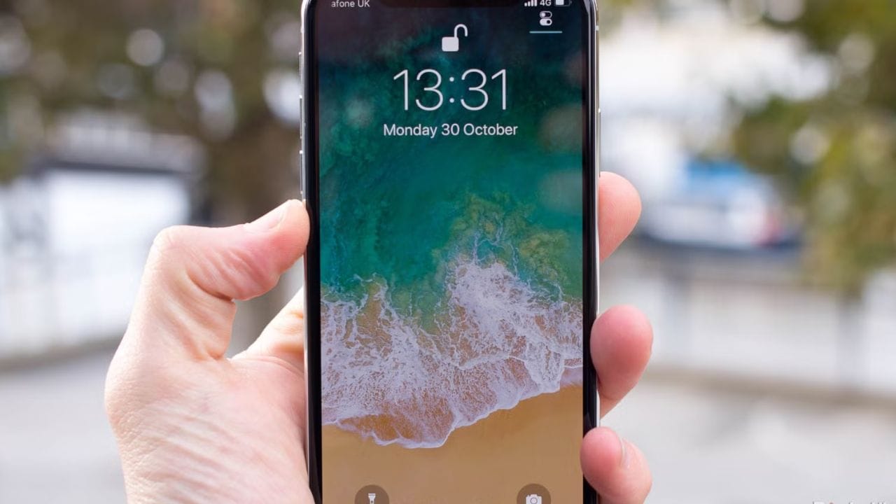 તમારે શું કરવું જોઈએ?: આઇફોનમાં ઓલ ક્લિયર બટન નથી, જેના કારણે આઇફોન વપરાશકર્તાઓ માટે બધી એપ્સ બંધ કરવાની શક્યતા ઓછી થઈ જાય છે. જો કે, ઘણા લોકો એક પછી એક એપ્સ બંધ કરે છે. એન્ડ્રોઇડ ફોન પર આ સરળ છે. હકીકતમાં, તમારે બધી એપ્સને બેકગ્રાઉન્ડમાં છોડી દેવી જોઈએ. જો તમે લાંબા સમય સુધી કોઈ એપનો ઉપયોગ કરવાના નથી, તો તમે તેને બેકગ્રાઉન્ડમાંથી દૂર કરી શકો છો. (ફોટો ક્રેડિટ-સોશિયલ મીડિયા)