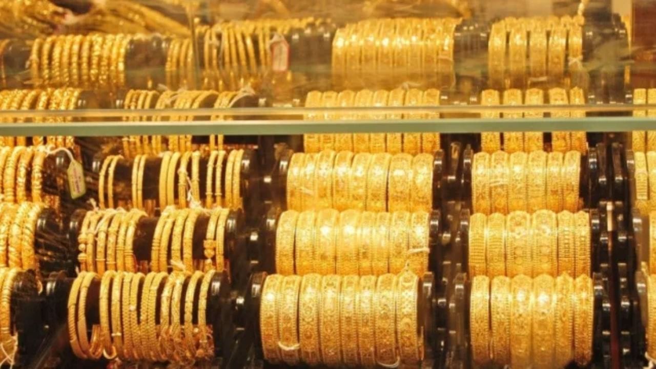 સોનું ખરીદતી વખતે આ બાબતો ધ્યાનમાં રાખો: આવકવેરા કાયદા મુજબ ₹2 લાખ કે તેથી વધુની ખરીદી સંપૂર્ણપણે રોકડમાં કરી શકાતી નથી અને PAN જરૂરી છે. ઝવેરીઓએ પણ KYC નિયમોનું પાલન કરવું પડે છે અને સચોટ રેકોર્ડ રાખવા પડે છે. એકંદરે, તમે કેટલું સોનું રાખી શકો તેની કોઈ મર્યાદા નથી, પરંતુ તેનો હિસાબ રાખવા સક્ષમ હોવું જરૂરી છે. મોટાભાગના લોકોને ઘણા દસ્તાવેજોની જરૂર નથી, પરંતુ કેટલાક મહત્વપૂર્ણ રેકોર્ડ રાખવા મહત્વપૂર્ણ છે, ખાસ કરીને જ્યારે સોનાના ભાવ સતત વધી રહ્યા છે.
