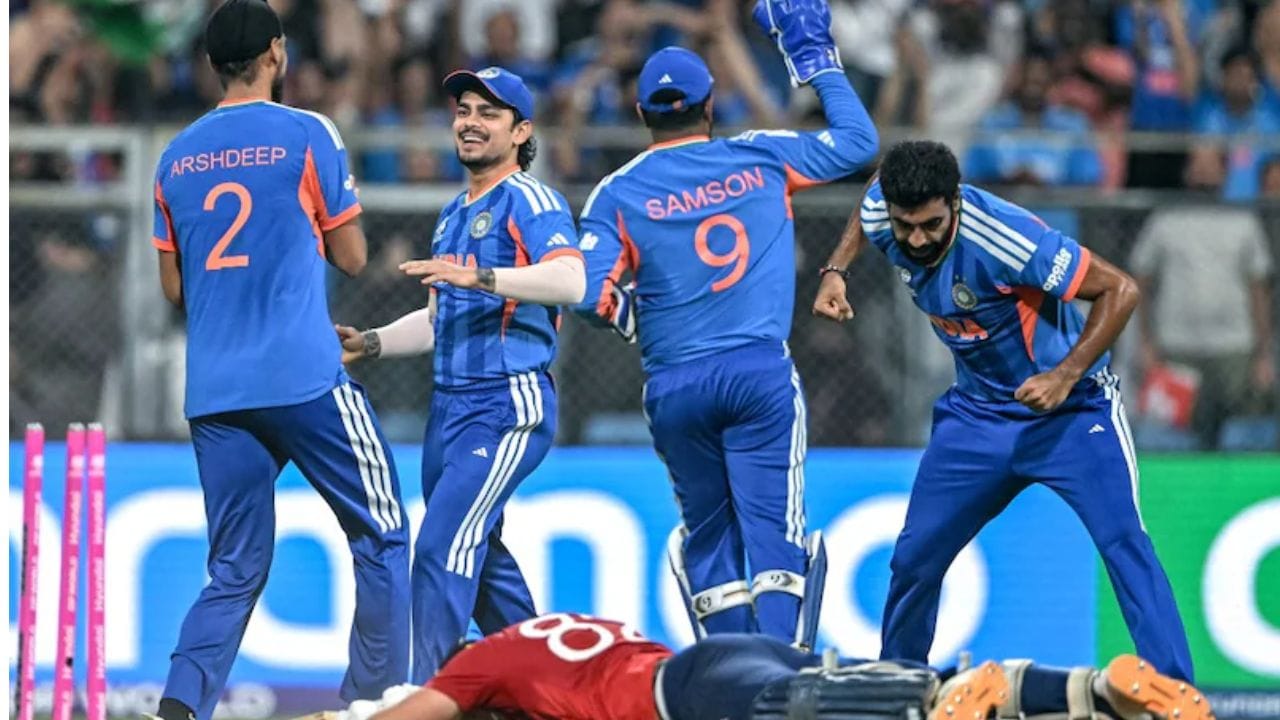 આ મેચમાં, ભારતે પ્રથમ બેટિંગ કરતા 20 ઓવરમાં 7 વિકેટ ગુમાવીને 253 રન બનાવ્યા. સંજુ સેમસને 89 રનની ઝડપી ઇનિંગ રમી. શિવમ દુબેએ પણ ઝડપી 43 રનનું યોગદાન આપ્યું. આ ટુર્નામેન્ટના સેમિફાઇનલ માટે આ એક ઉચ્ચ સ્કોર હતો. જોકે, ઇંગ્લેન્ડે પોતાનો શ્રેષ્ઠ પ્રયાસ કર્યો અને જેકબ બેથેલની શાનદાર સદીને કારણે 246 રન સુધી પહોંચ્યું, પરંતુ અંતે 7 રનથી પાછળ રહી ગયું.(ફોટો ક્રેડિટ-સોશિયલ મીડિયા)