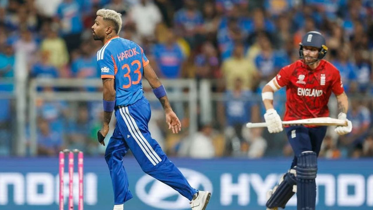 ફાઇનલમાં તેના સ્થાન અંગે ચિંતાઓ રહે છે, ભલે કેપ્ટન જાહેરમાં તે સ્વીકારે નહીં. તો, શું કુલદીપ યાદવને તક મળશે? કુલદીપે પાકિસ્તાન સામે આ વર્લ્ડ કપમાં ફક્ત એક જ મેચ રમી હતી, જેમાં 14 રનમાં 1 વિકેટ લીધી હતી. તેથી, તેને તક મળવાની શક્યતા લાગે છે. જોકે, કોચ ગંભીર અને કેપ્ટન સૂર્યા એવા લોકોમાં સામેલ છે જેઓ વધારાની તક આપે છે. (ફોટો ક્રેડિટ -સોશિયલ મીડિયા)